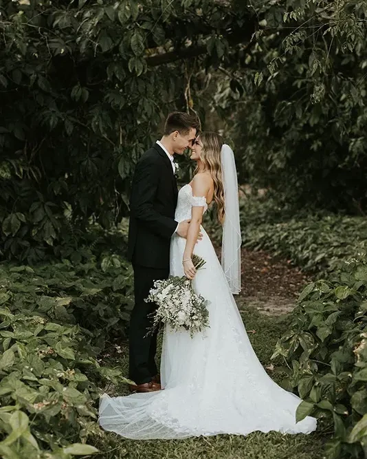 Ulovljen naravni trenutek poročnega para