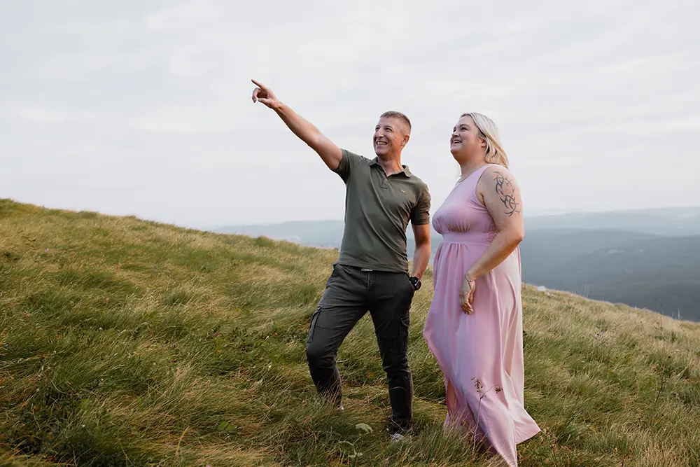 Zaljubljen par v iskanju poročnega fotografa